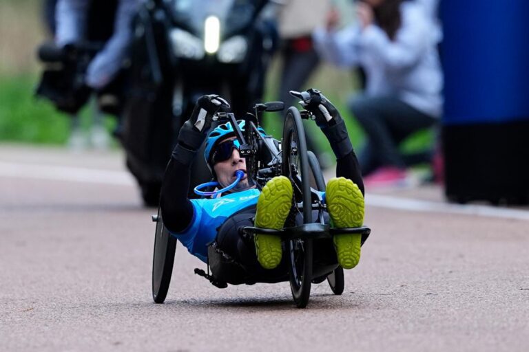 Nieuwe mijlpaal voor inclusieve mobiliteit: Dassault Systèmes-medewerker vestigt GUINNESS WORLD RECORDS-titel in paracycling
